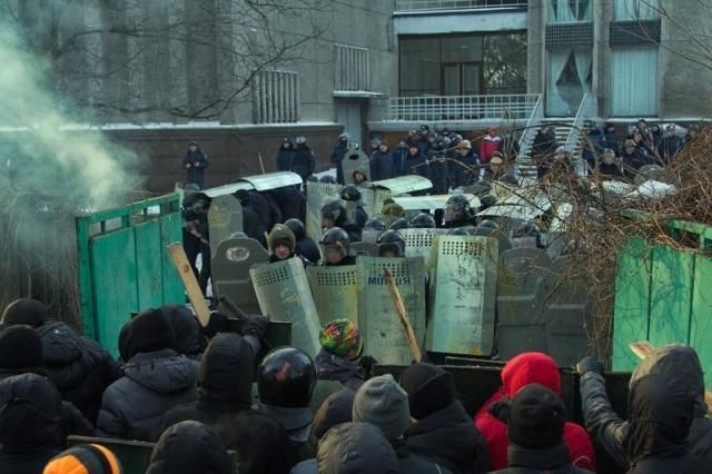 Дніпропетровськ: “тітушки” барикадуються в ОДА, затримано 14 протестувальників