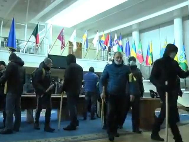 У Дніпропетровську "тітушки" розгулюють по ОДА. Їхні напади на людей прикриває міліція (Відео) У Дніпропетровську "тітушки" розгулюють по ОДА. Їхні напади на людей прикриває міліція (Відео)