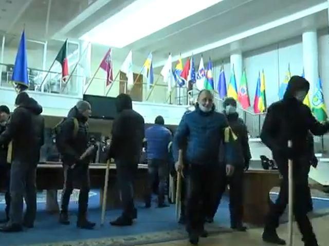 В Днепропетровске "титушки" разгуливают по ОГА. Их нападения на людей прикрывает милиция (Видео)
