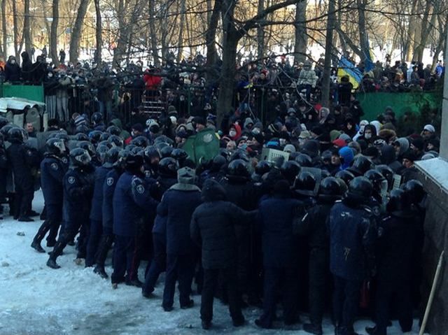 В Днепропетровске милиция "загребает" случайных прохожих, "титушки" охотятся на журналистов