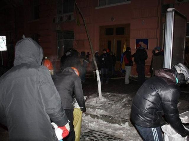 Возле Министерства юстиции - двухметровые баррикады Возле Министерства юстиции - двухметровые баррикады