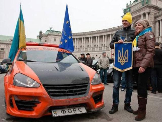 40 автомобилей пикетировали дом сына Азарова и резиденцию Клюева (Фото) 40 автомобилей пикетировали дом сына Азарова и резиденцию Клюева (Фото)