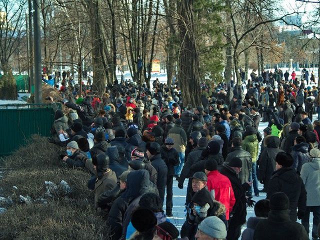 Суд арестовал на 2 месяца 15-х активистов в Днепропетровске