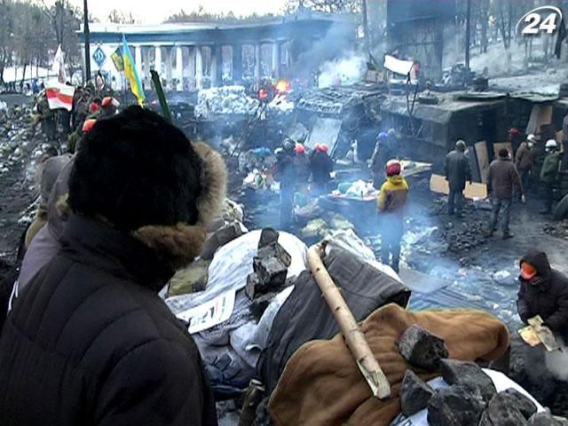 В Киеве - затишье, митингующим раздают теплые вещи