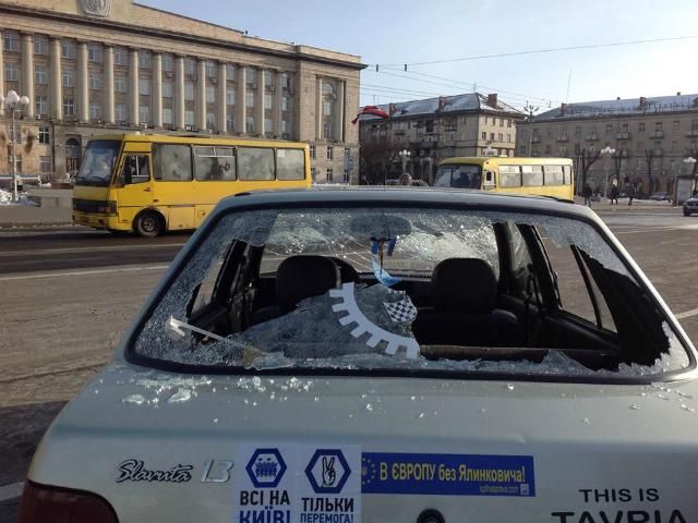 В Черкассах задержали лидера Автомайдана и разбили семь машин активистов (Фото)