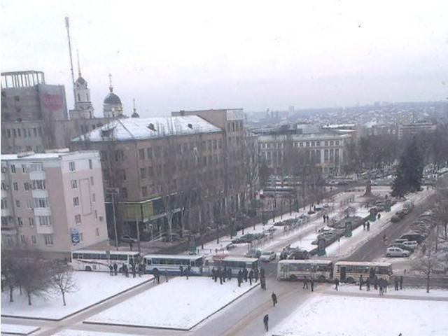 Донецьку ОДА посилено охороняють міліціонери та "тітушки" (Фото) Донецьку ОДА посилено охороняють міліціонери та "тітушки" (Фото)