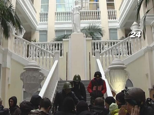 Активисты покинули внутренние помещения Министерства юстиции Активисты покинули внутренние помещения Министерства юстиции