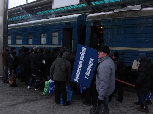 Півтисячі прихильників Януковича вирушили з Донецька в Київ (Фото)