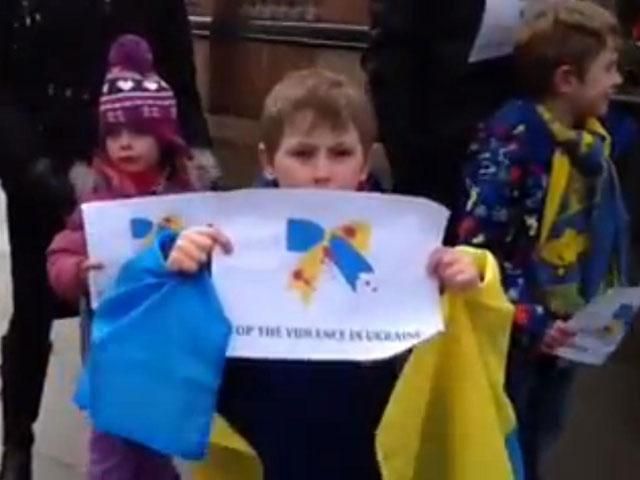 Украинцы пикетировали офис фонда Фирташа (Видео)
