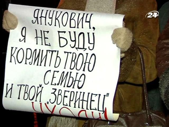 Херсонська ОДА під охороною: запасні виходи заблокували, а центральний – відгородили Херсонська ОДА під охороною: запасні виходи заблокували, а центральний – відгородили