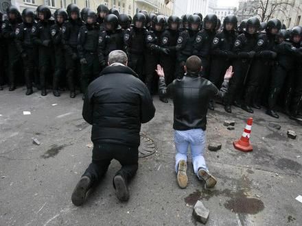 В Киеве под офисом омбудсмена силовики пытались задержать прохожих в касках (Видео)