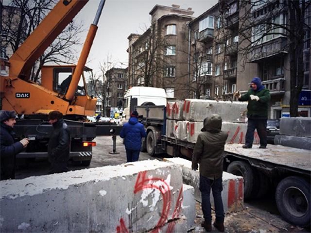 У центрі столиці розібрали бетонний блок-пост