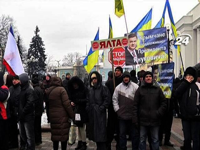 Антимайданівців знову звезли під Раду Антимайданівців знову звезли під Раду