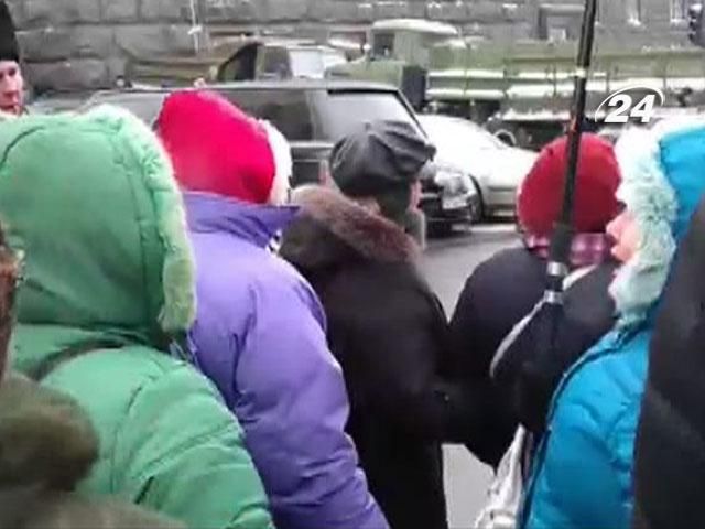 К Кабмину пришли "фанаты" "Беркута" (Видео)