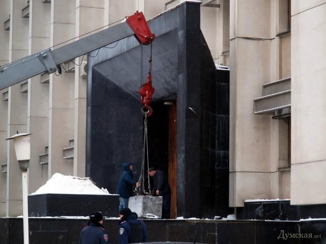 Вхід в Одеську ОДА блокують бетонними барикадами (Фото. Відео) 