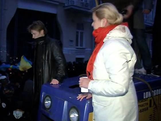 Опозиційному депутату Оксані Продан порізали колеса (Фото) Опозиційному депутату Оксані Продан порізали колеса (Фото)