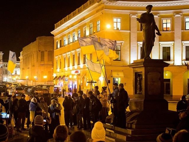 В Одесі понад 300 людей підтримали Євромайдан В Одесі понад 300 людей підтримали Євромайдан
