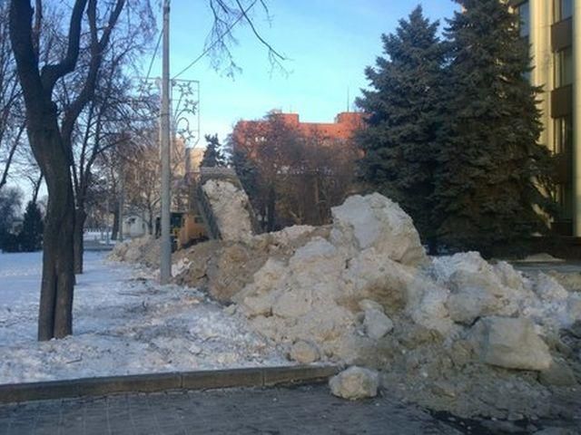 Вокруг Днепропетровской ОГА - колючая проволока и снежные баррикады