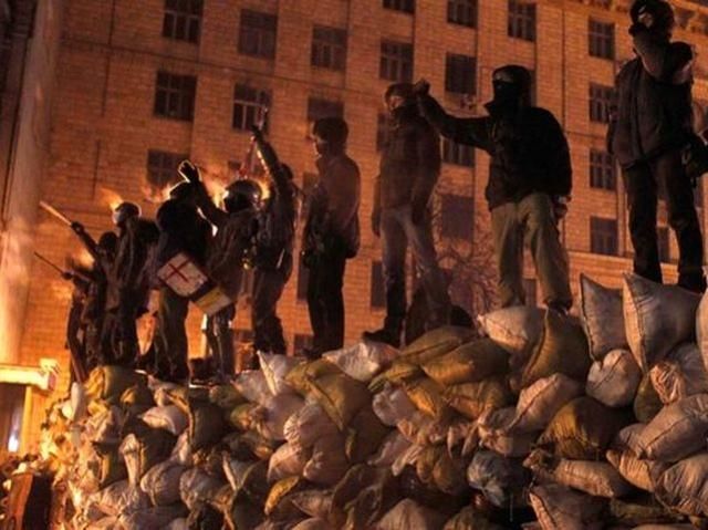 Барикади Майдану зміцнюють Барикади Майдану зміцнюють