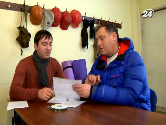 Во Львове мужчины-добровольцы усиленно патрулируют город Во Львове мужчины-добровольцы усиленно патрулируют город