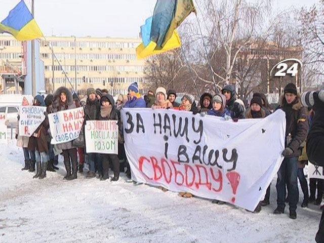 Студенти протестували під стінами гуртожитку "беркутівців"