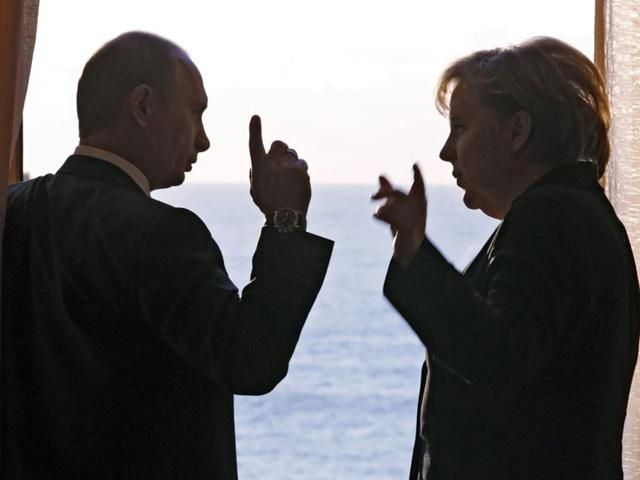 Путин и Меркель считают неприемлемым внешнее вмешательство в ситуацию Украины