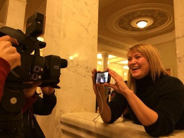 Журналістка "впіймала" Януковича у Раді (Відео) Журналістка "впіймала" Януковича у Раді (Відео)