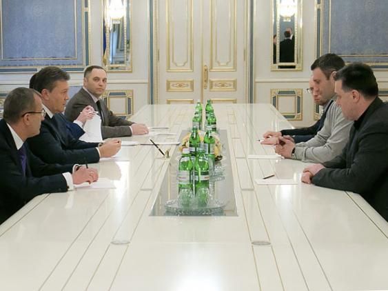 Зараз відбуваються перемовини опозиції з Януковичем і Рибаком, — регіонал