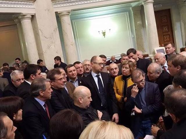 Оппозиционные лидеры вернулись в зал заседаний Оппозиционные лидеры вернулись в зал заседаний