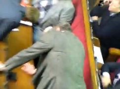 Під час голосування за законопроект про амністію регіонали "кнопкодавили", — Аронець (Відео)