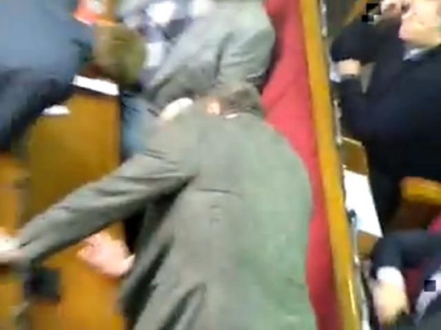 Во время голосования за законопроект об амнистии регионалы "кнопкодавили", - Аронец (Видео)