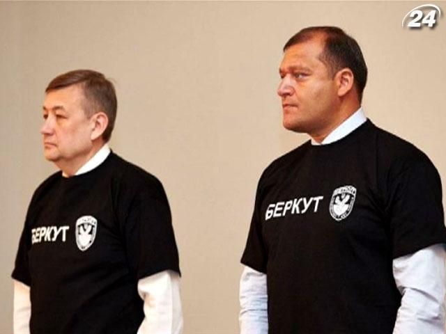 Добкін з регіоналами прийшли в облраду у чорних футболках "Беркут” Добкін з регіоналами прийшли в облраду у чорних футболках "Беркут”