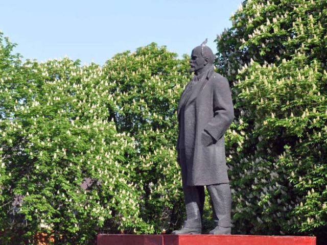 В Фастове не устоял 7-тонный Ленин В Фастове не устоял 7-тонный Ленин