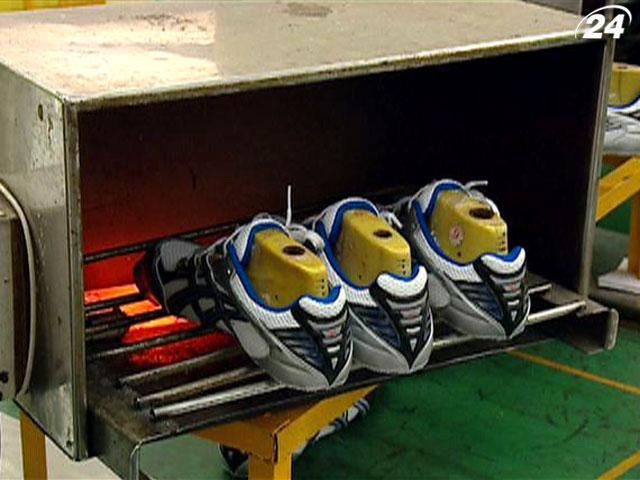 Як виробляють кросівки та ключки для гольфу Як виробляють кросівки та ключки для гольфу