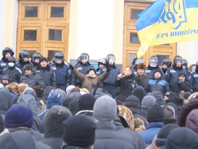 Вінницькі активісти готові пропускати чиновників до будівлі ОДА