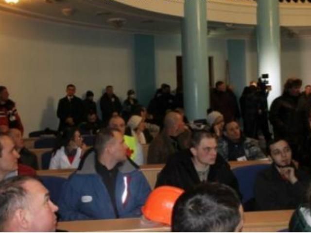 Голові Вінницької ОДА подарували каску (Фото) Голові Вінницької ОДА подарували каску (Фото)