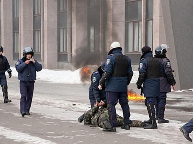 Официально задержаны более 200 активистов и ни одного милиционера Официально задержаны более 200 активистов и ни одного милиционера