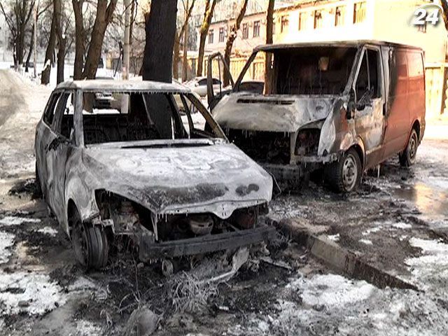 Итоги недели: В столице поджигают автомобили, а в регионах бьют людей
