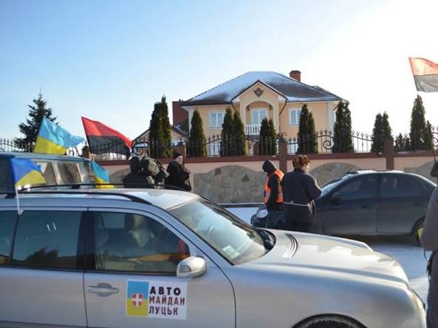 Автомайдановцы Волыни пикетировали дома местных регионалов