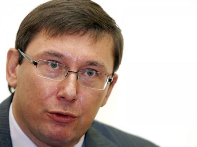 Надо сконцентрироваться на переговорах с депутатами, а не с Януковичем, - Луценко