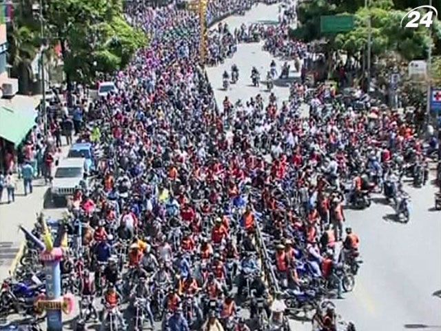 В Венесуэле байкеры протестуют против комендантского часа (Видео)