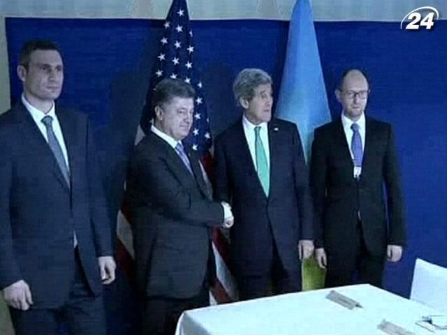 Україні готові надати 15 млрд доларів за умови зміни уряду і Конституції, — Яценюк Україні готові надати 15 млрд доларів за умови зміни уряду і Конституції, — Яценюк