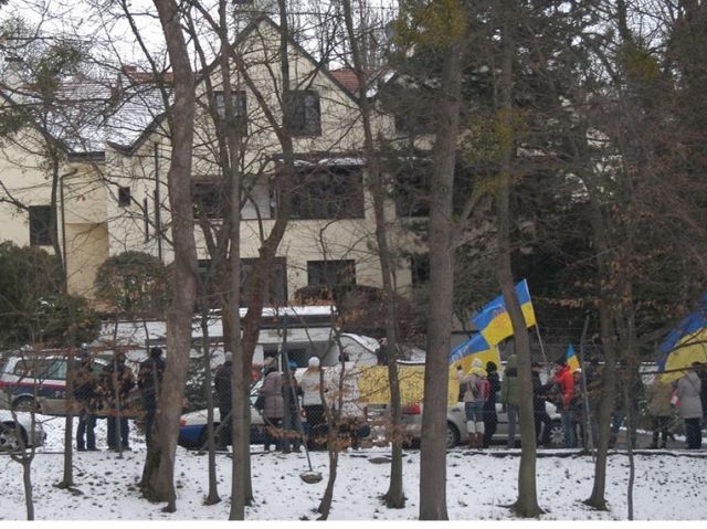 В Австрії пікетували маєток сина Азарова (Доповнено) В Австрії пікетували маєток сина Азарова (Доповнено)