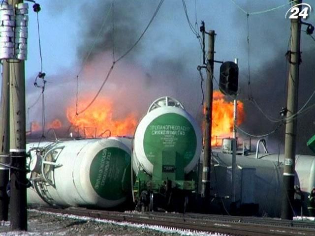 Под Донецком загорелись цистерны: одна из версий - умышленный поджог Под Донецком загорелись цистерны: одна из версий - умышленный поджог