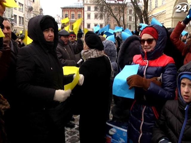 Львовяне устроили флеш-моб в поддержку украинцев с Востока (Видео)