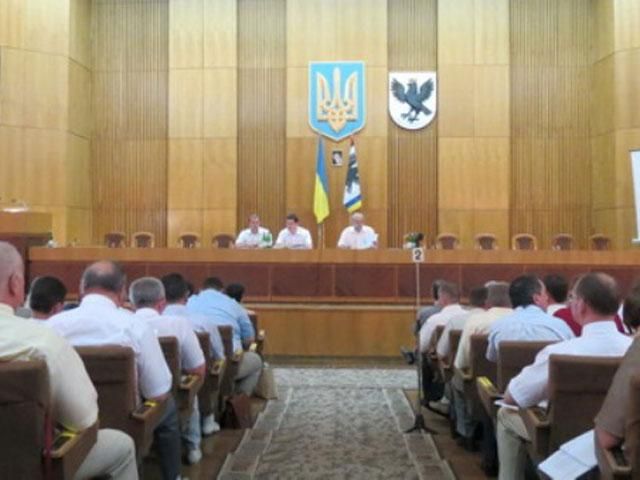 Люди в масках вивели регіоналів з Івано-Франківської облради