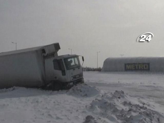 В Сербии снежные заносы достигли 5 метров