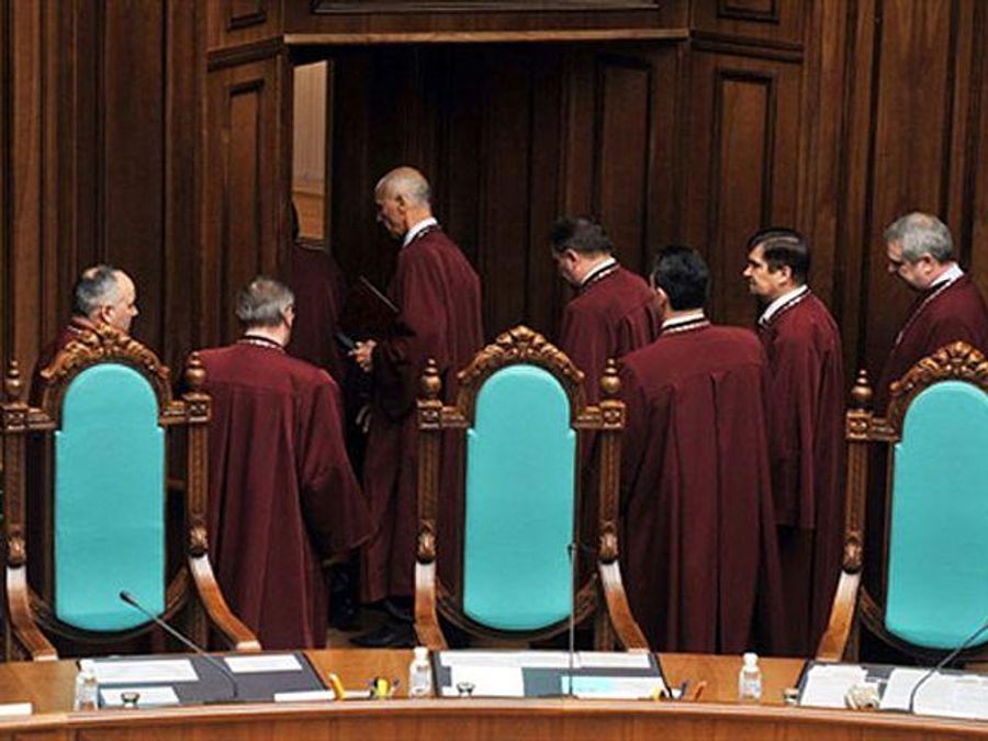 У Раді зареєстрували постанову про звільнення суддів КС за порушення присяги У Раді зареєстрували постанову про звільнення суддів КС за порушення присяги