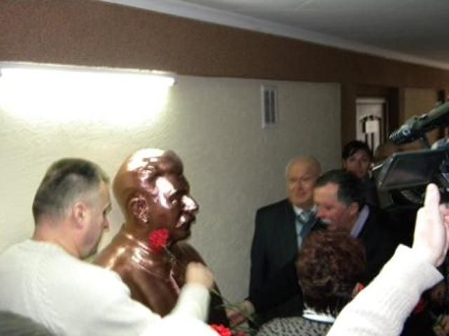 Пам’ятник Сталіну відкрили у Луцьку (Фото) Пам’ятник Сталіну відкрили у Луцьку (Фото)