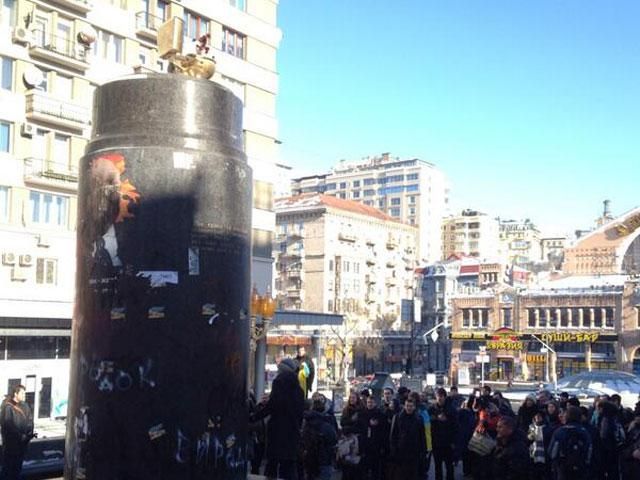 В Киеве на месте Ленина поставили "золотой унитаз" (Фото)